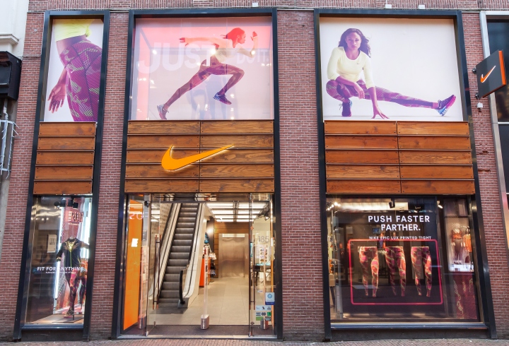 Рекламные баннеры на фасаде магазина спортивной одежды