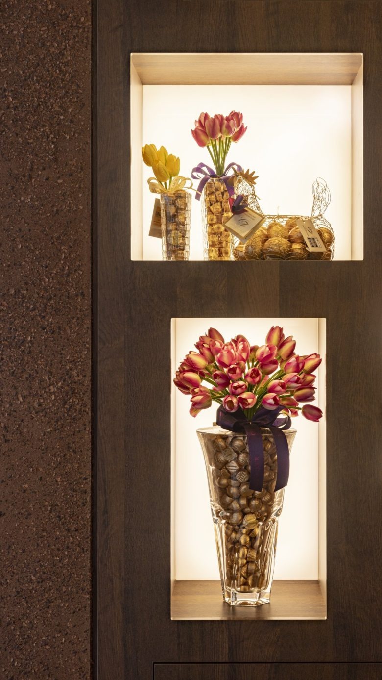 Декоративная ниша с букетом и шоколадом Chocolat Du Jour