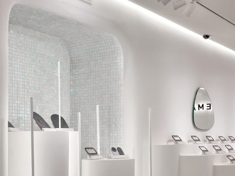 Декоративная ниша с подсветкой и витринами AREMAR jewelry Showroom