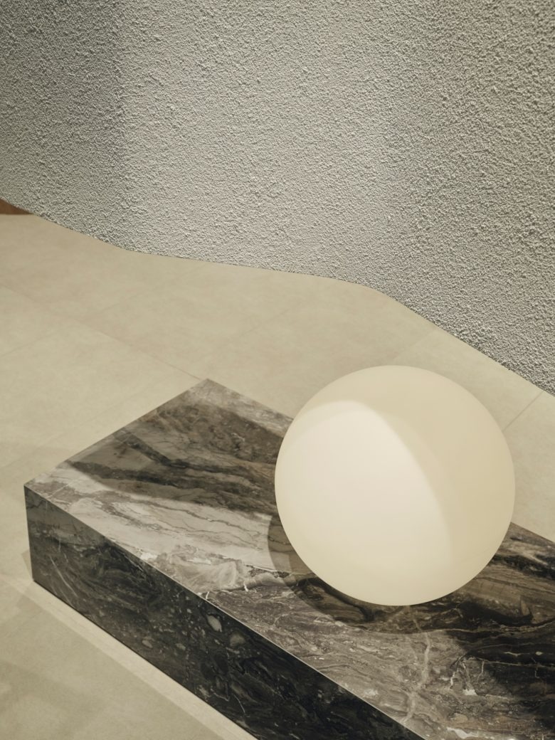 Декоративный шар на мраморном подиуме EMKA store