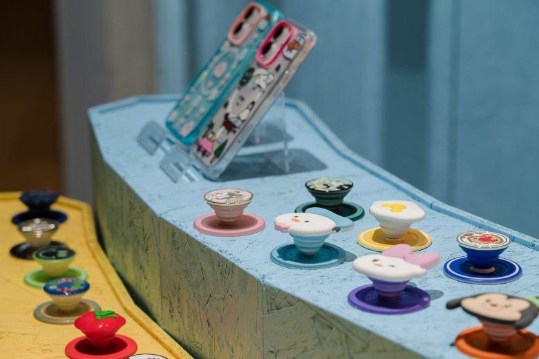 Демонстрация держателей и чехлов для телефонов POPSOCKETS Pop up Store