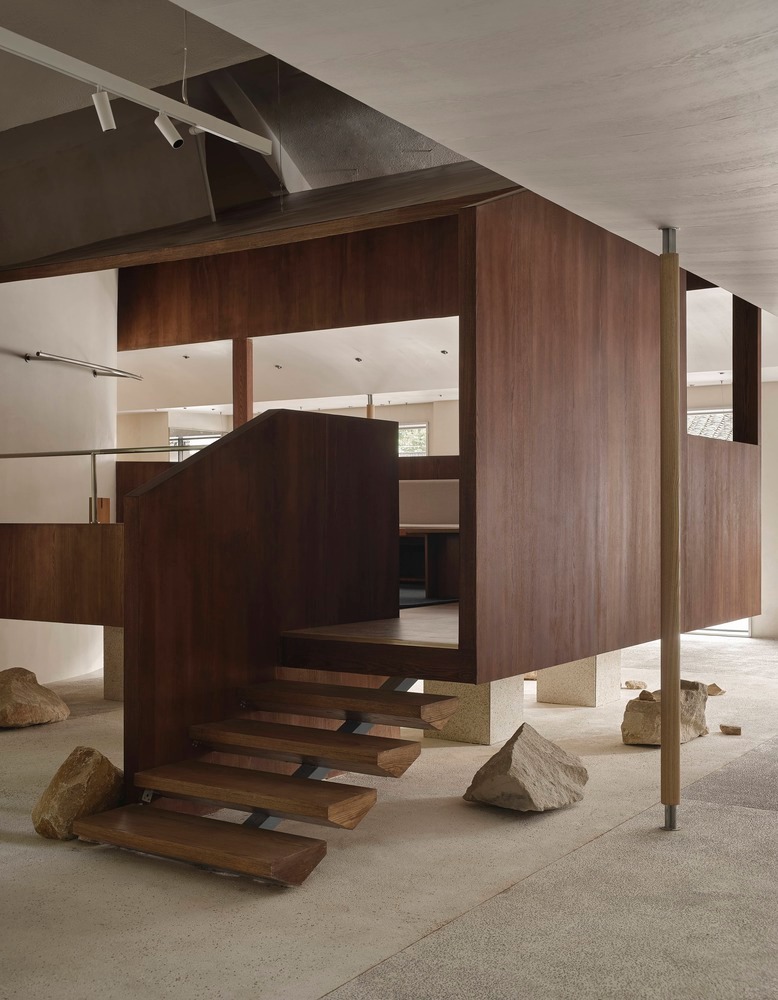 Деревянная конструкция с лестницей в интерьере бутика Moment Boutique Store