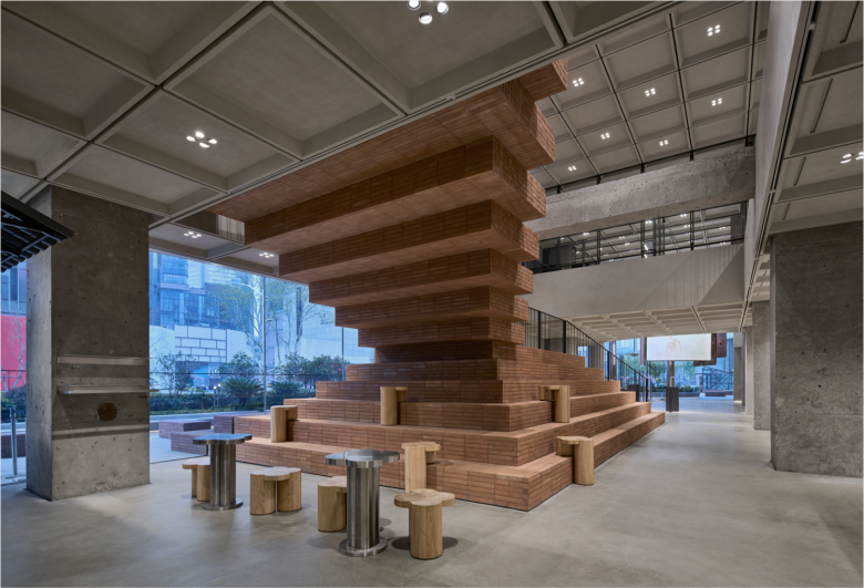 Деревянная скульптурная лестница в магазине Zara