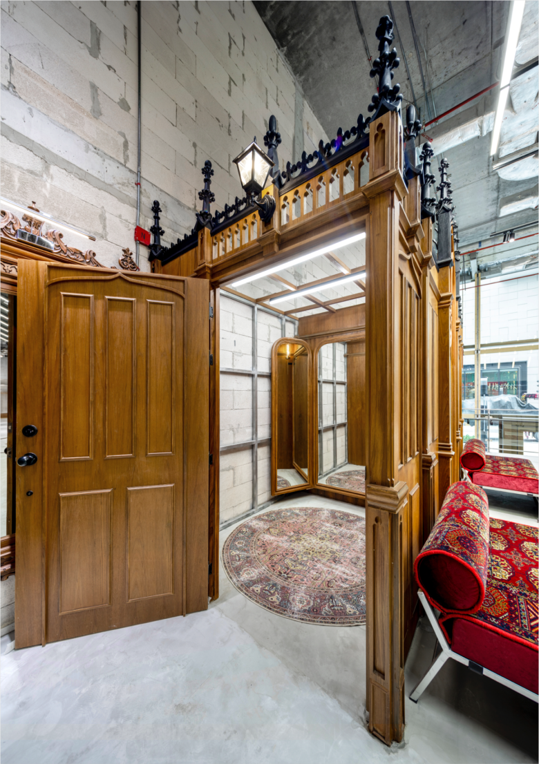 Деревянные примерочные Club 21 flagship store