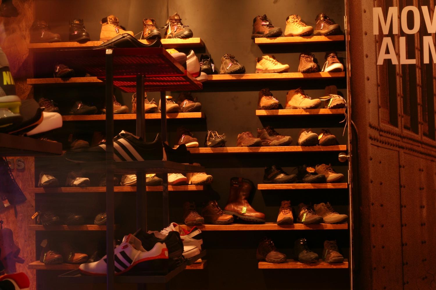 Витрина со спортивной обувью в торговом павильоне GUICHO