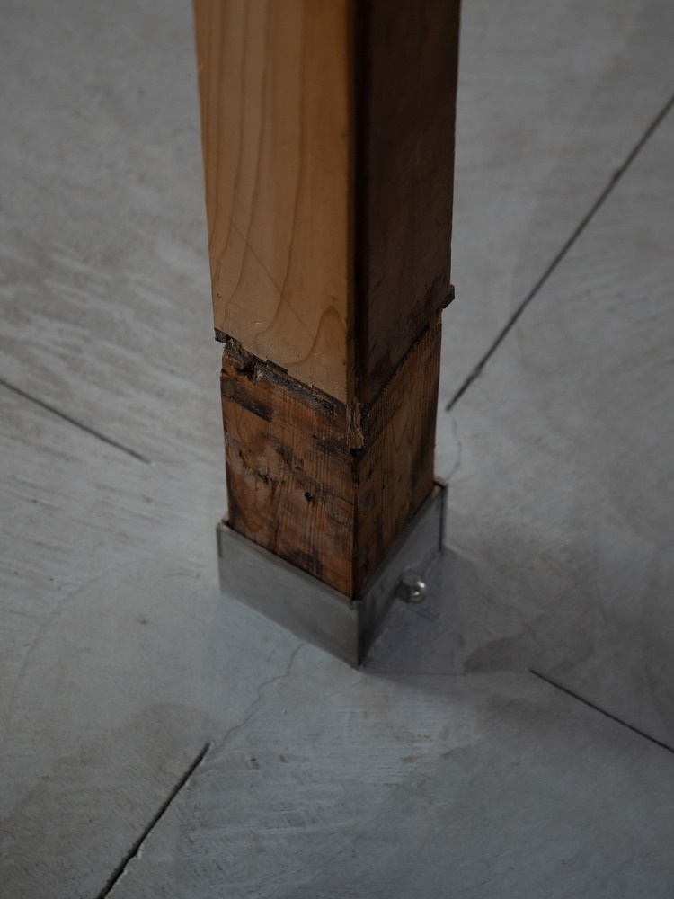 Деталь деревянной колонны и крепления Gallery Katachi