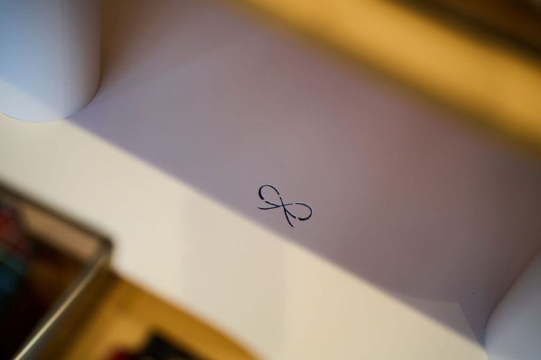 Деталь фирменного логотипа Hunkemöller new retail concept