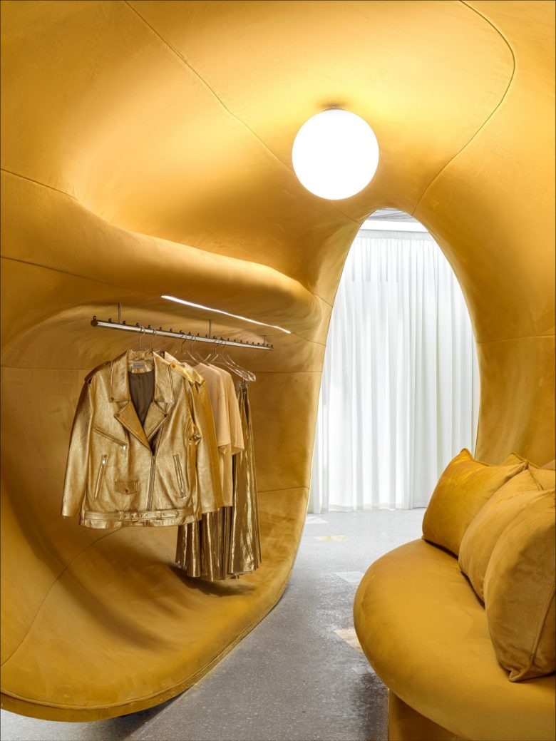 Деталь интерьера примерочной с мягкой мебелью CHOUX store