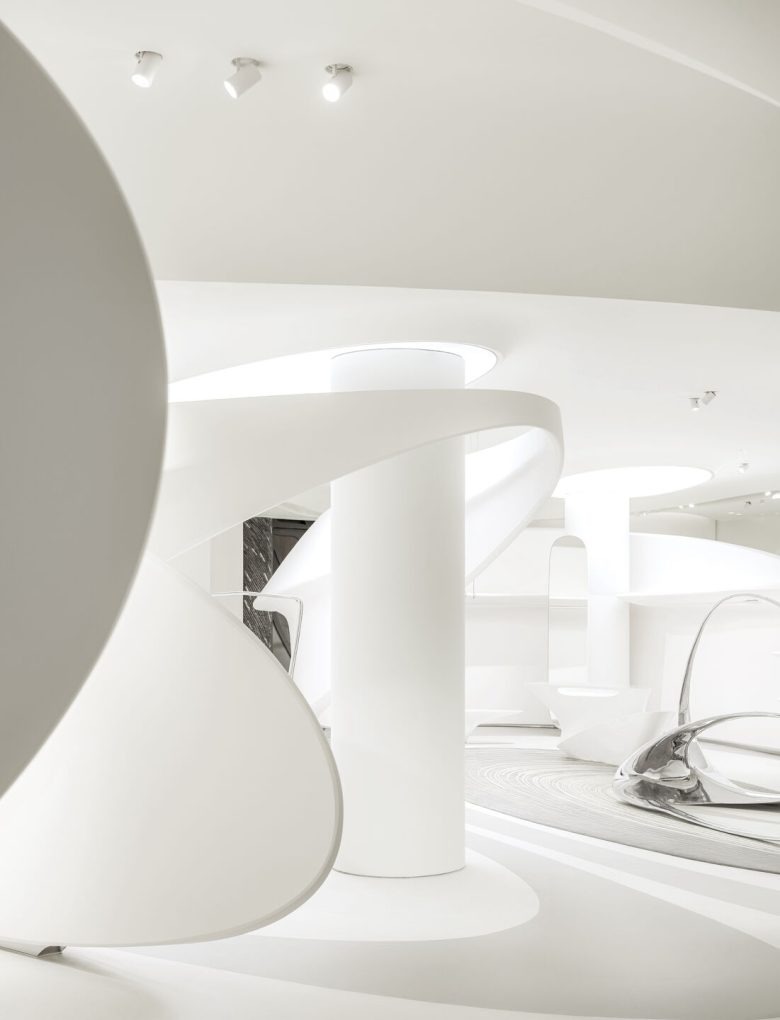 Деталь интерьера с изогнутыми белыми конструкциями Marisfrolg Showroom