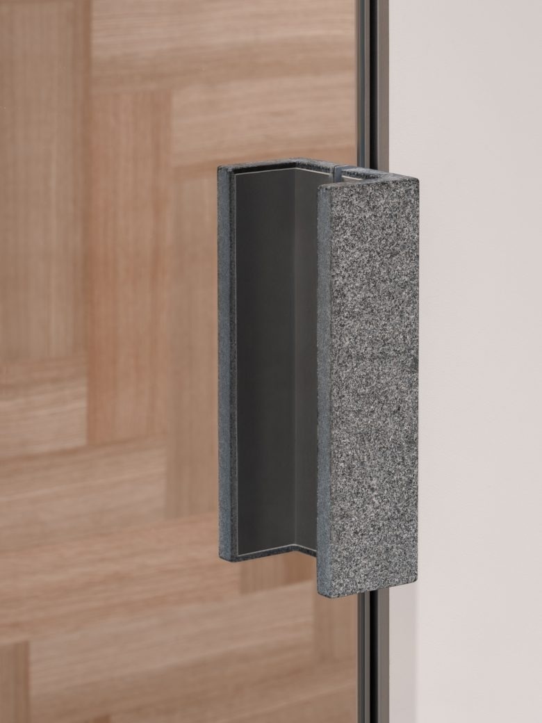 Деталь крепления металлической стойки A SURNAME store