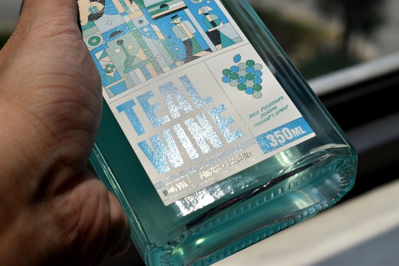 Деталь лицевой этикетки teal wine Graper Wine design