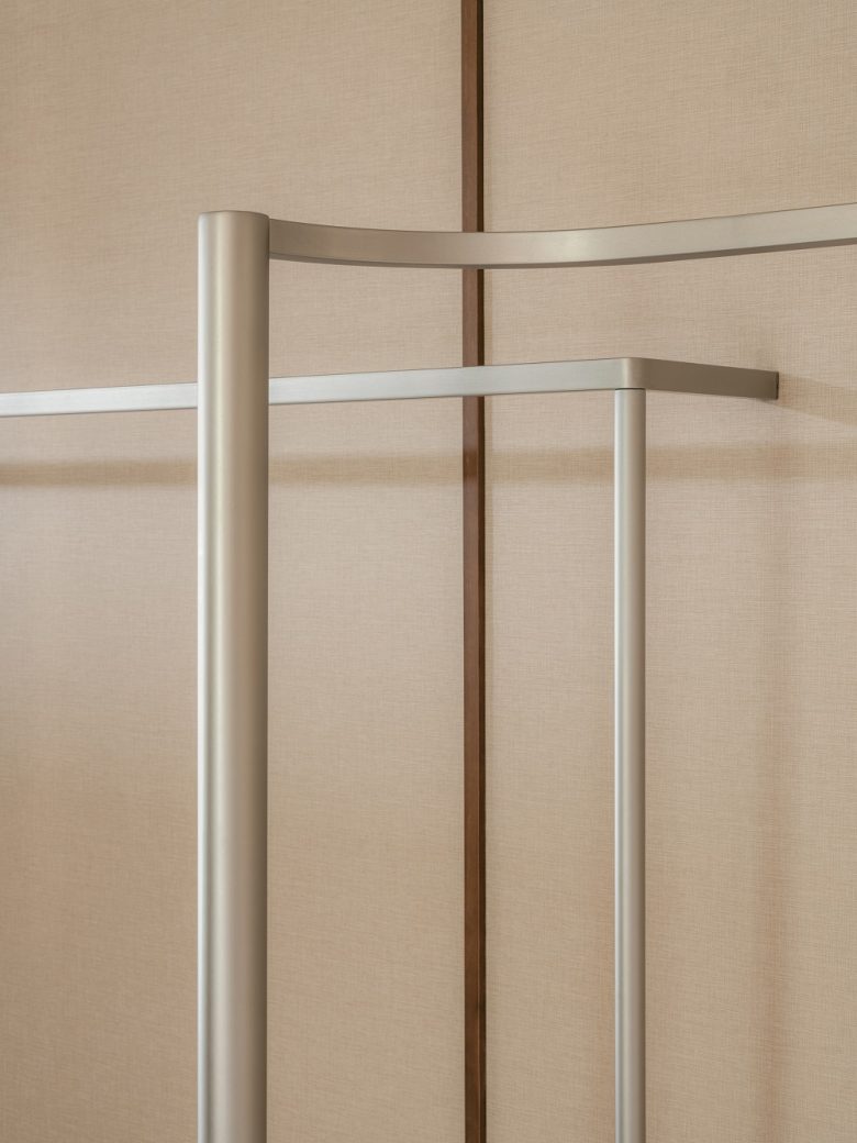 Деталь металлической конструкции в интерьере магазина Бутик No Such Thing