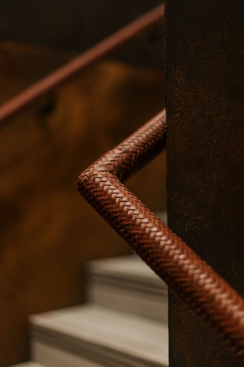 Деталь перил лестницы крупным планом Polène store