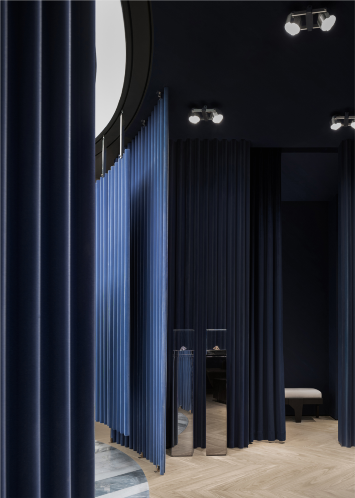 Деталь синих перегородок и витрин с украшениями MITHRIDATE store