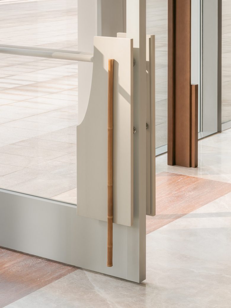 Деталь стеклянной двери с деревянной ручкой Бутик No Such Thing