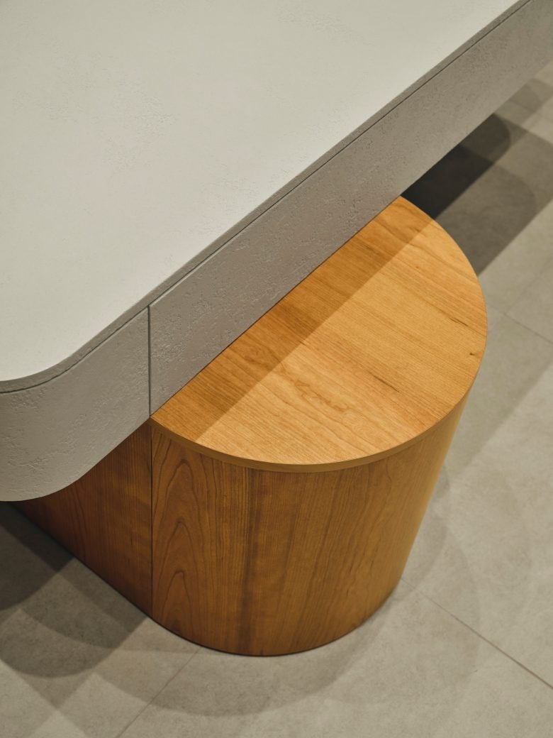 Деталь стойки и деревянного основания EMKA store