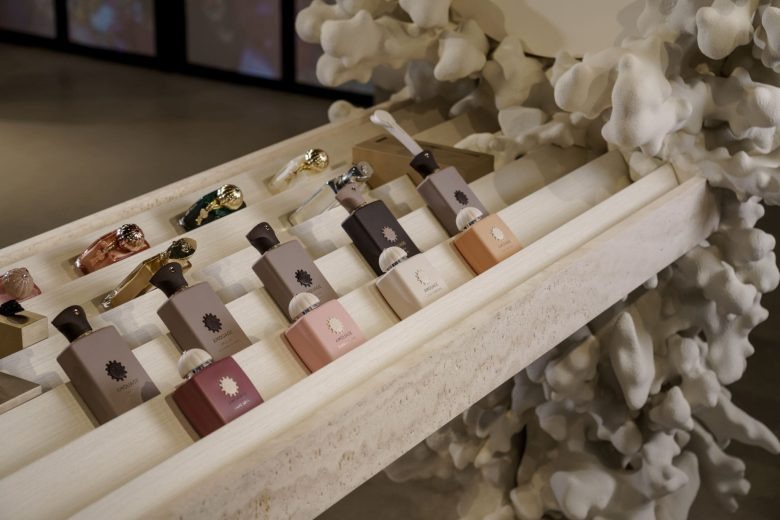 Деталь витрины с коллекцией ароматов AMOUAGE