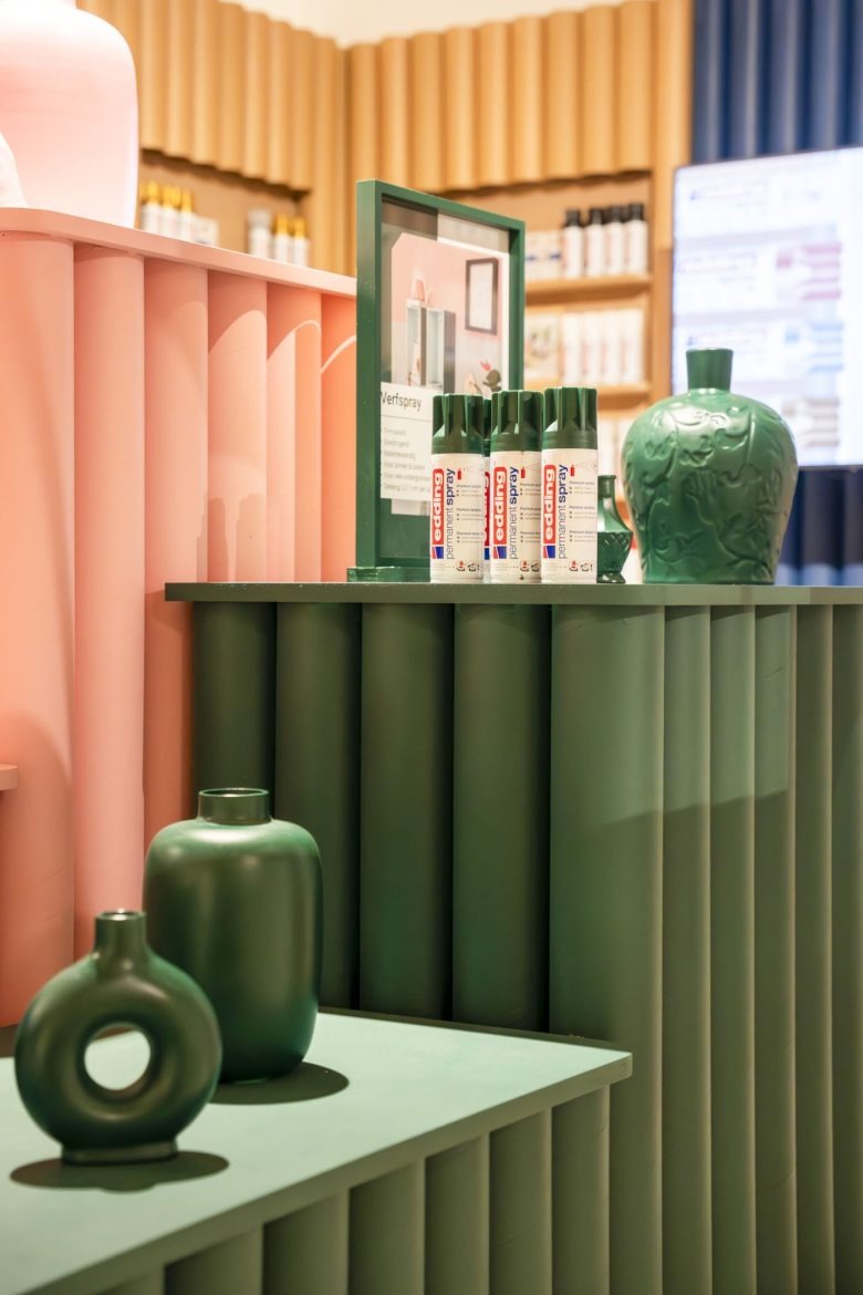 Деталь зелёного стенда с аэрозольными баллончиками Transforming the everyday with Edding