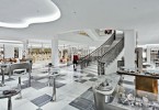 Шикарная лестница торгового центра Barneys Beverly Hills в Лос-Анджелесе