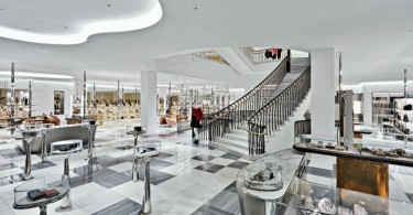 Шикарная лестница торгового центра Barneys Beverly Hills в Лос-Анджелесе