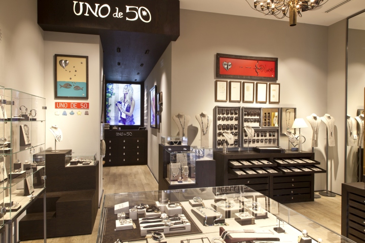 Витрина ювелирного магазина Uno de 50 в Мадриде