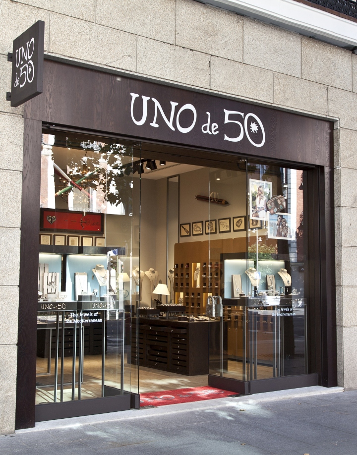 Экстерьер ювелирного магазина Uno de 50 в Мадриде