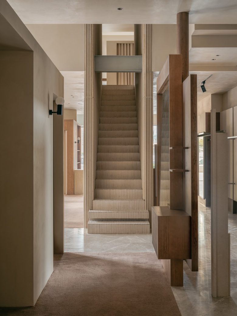 Длинный проход магазина с естественным светом Бутик No Such Thing