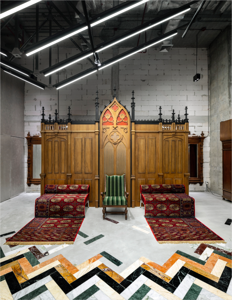 Два подиума покрытых коврами Club 21 flagship store