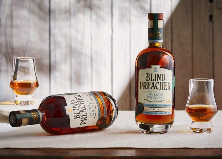 Две бутылки и бокалы Blind Preacher