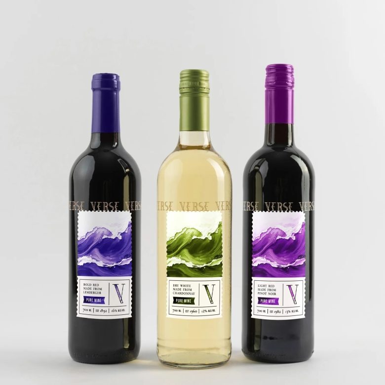 Три бутылки вина с фиолетовыми этикетками крупный план Verse Wine