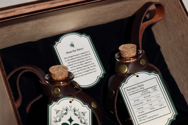 Две бутылки меда в коробке крупным планом Bloom Bright