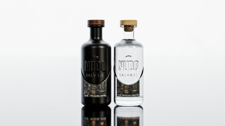 Две бутылки мескаля черная и прозрачная на светлом фоне Nudo Salvaje Mezcal