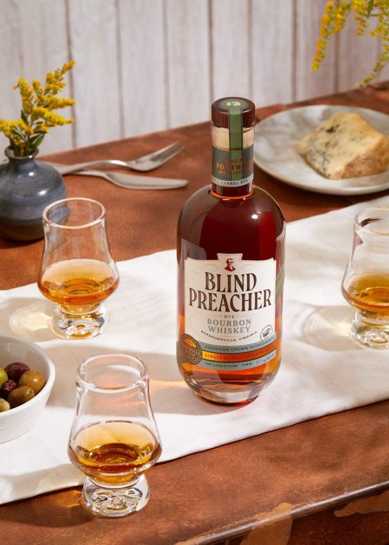 Две бутылки на столе Blind Preacher