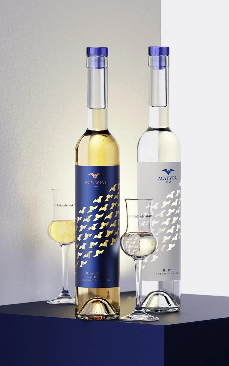 Две бутылки вина Magura и бокалы на подиуме Magura Winery