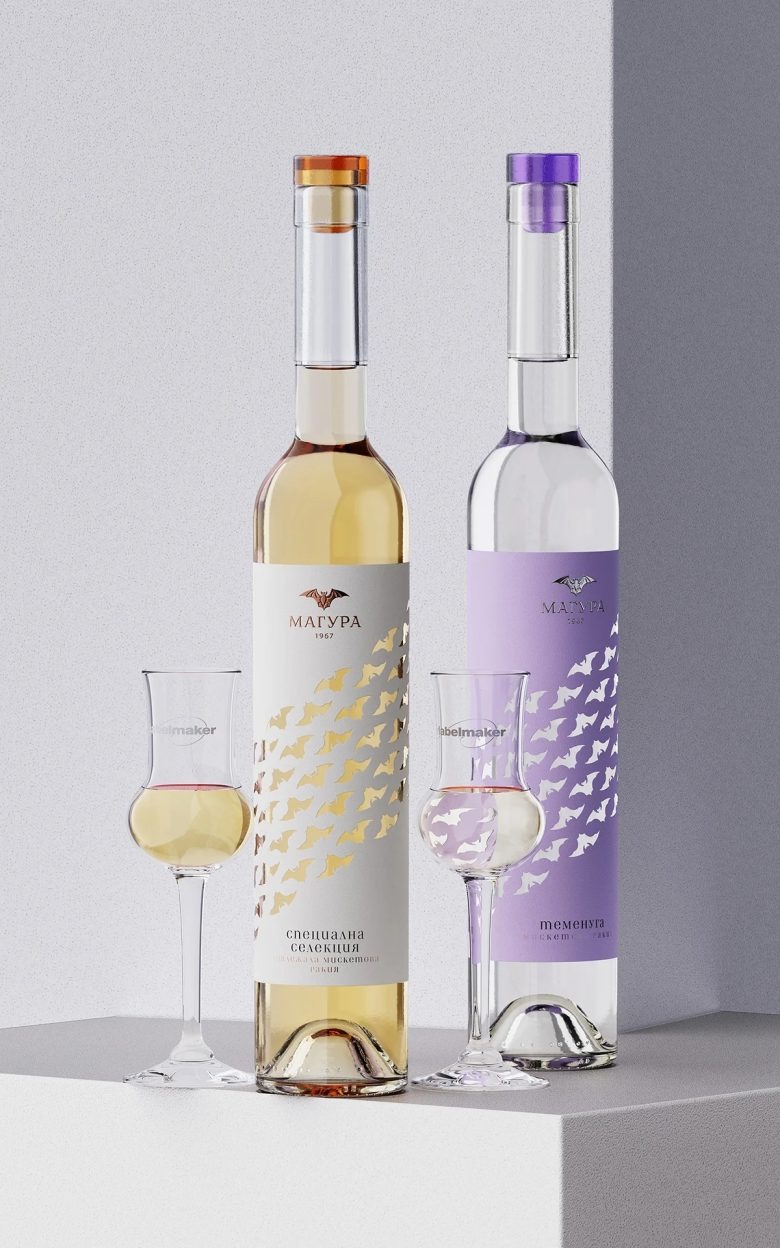 Две бутылки вина с разными этикетками и бокалы Magura Winery