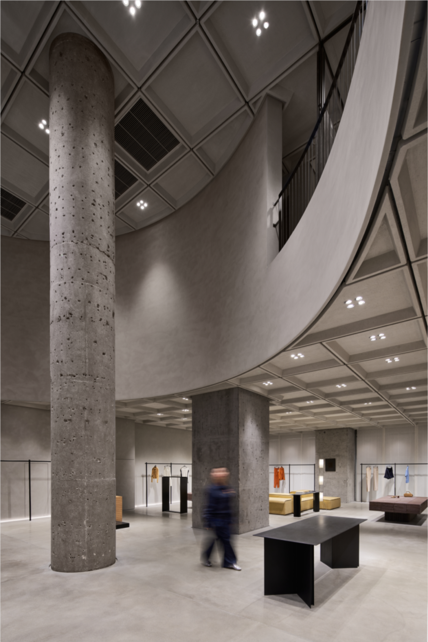 Двухсветное Пространство Zara с балконом и колонной