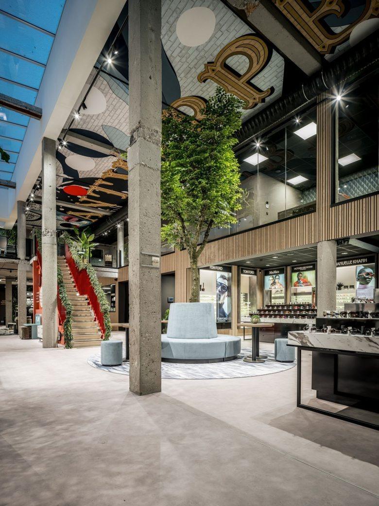 Двухсветное пространство магазина Frits van den Bosch