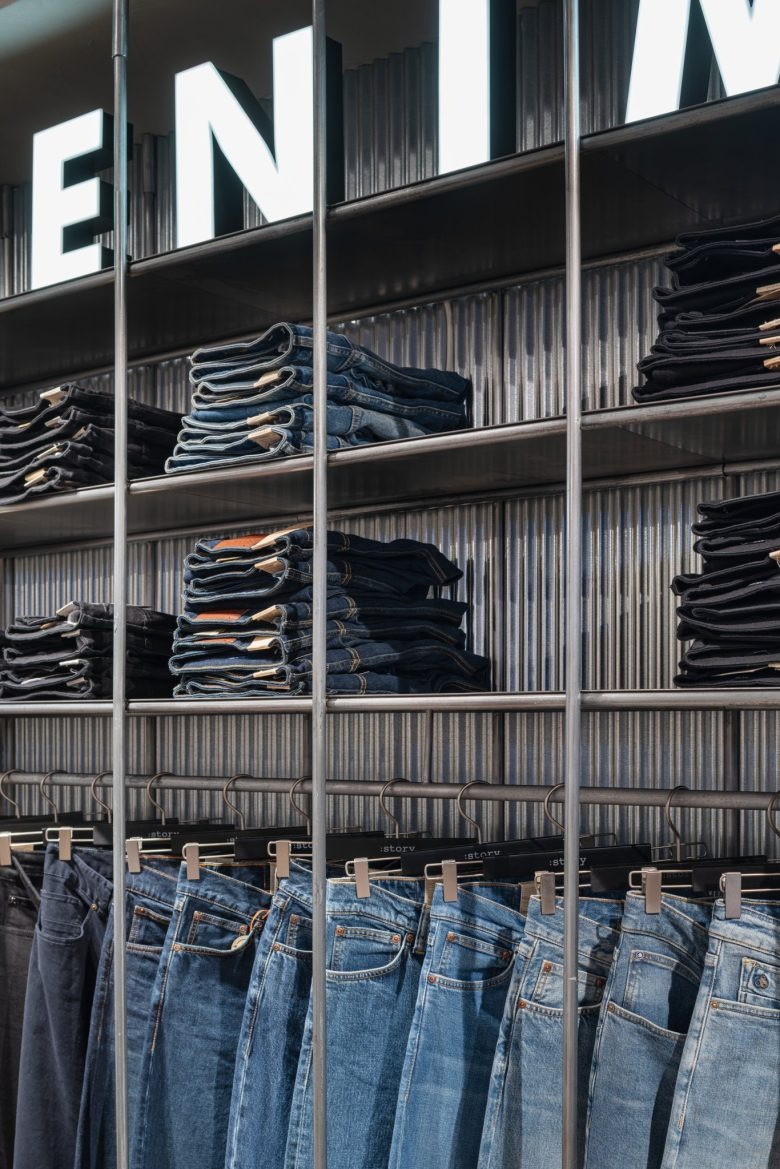 Джинсовая экспозиция на металлических стойках Story Eilat store