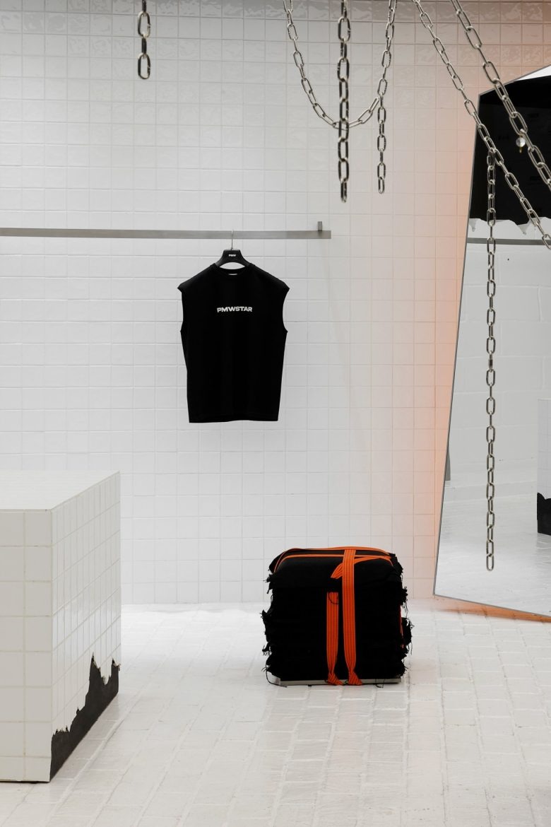 Экспозиция одежды с цепями и зеркалами PMW Next-Gen Street Culture Label Store