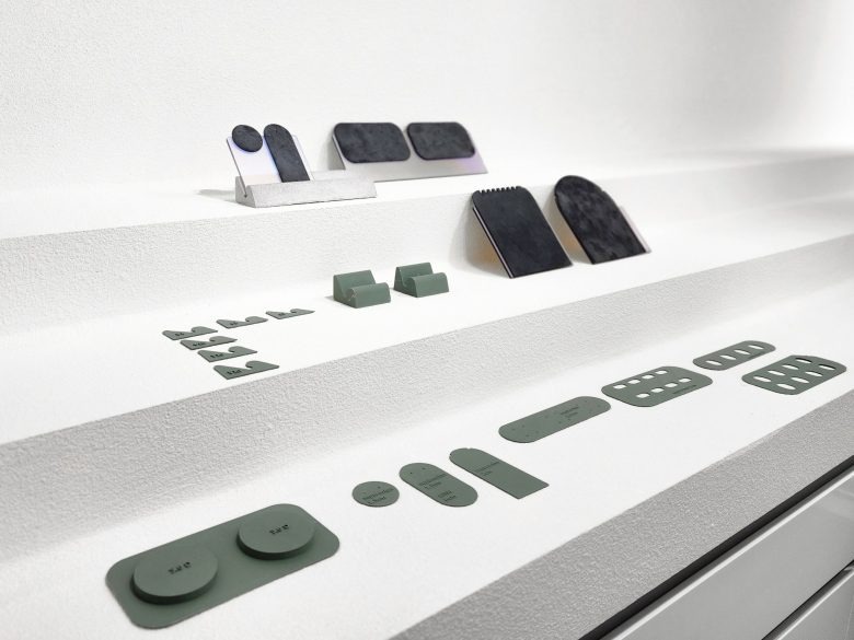 Экспозиция ювелирных изделий на минималистичных полках AREMAR jewelry Showroom