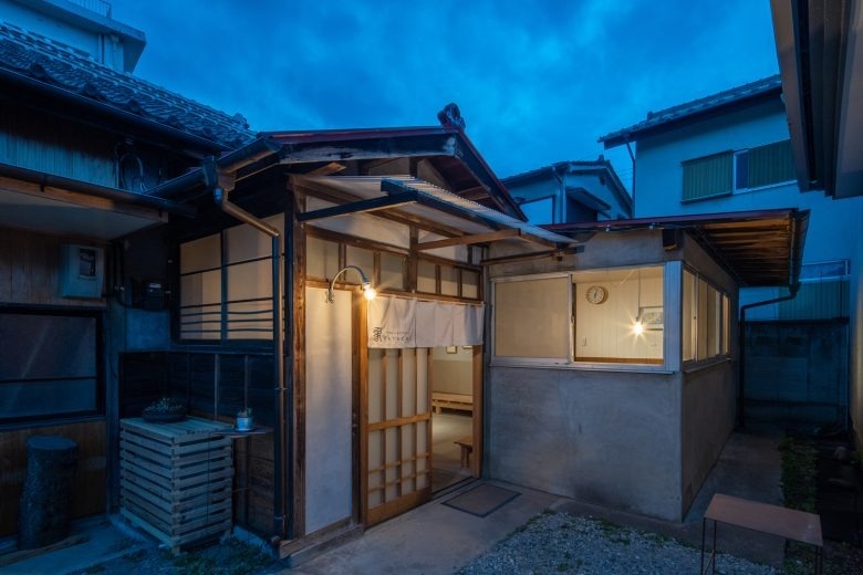 Экстерьер традиционного здания галереи вечером Gallery Katachi