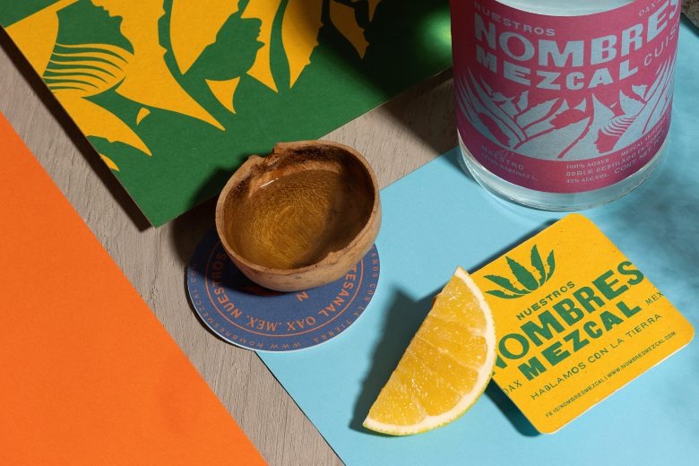 Этикетки на бутылке Nuestros Nombres Mezcal