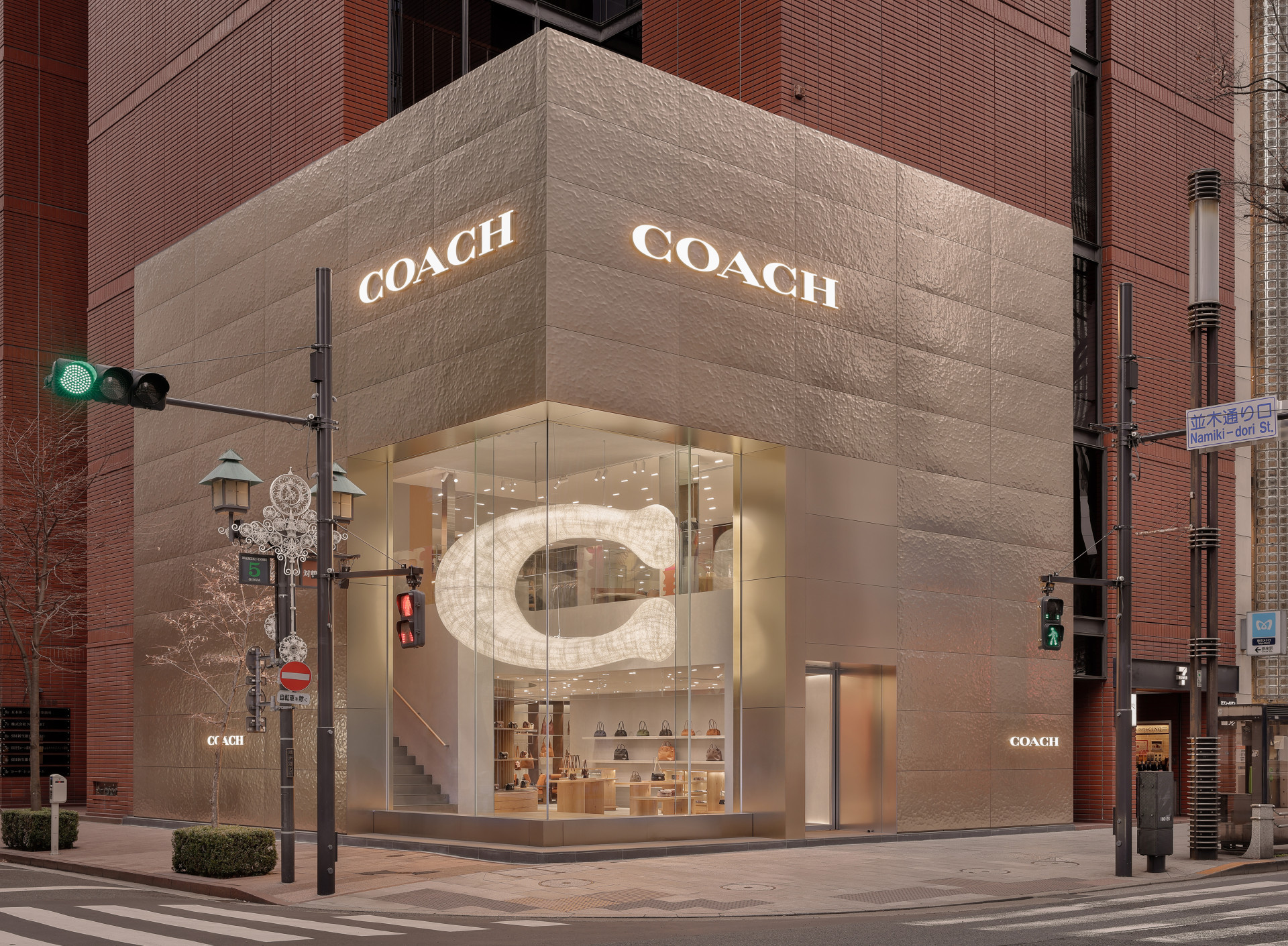 Фасад бутика COACH Ginza