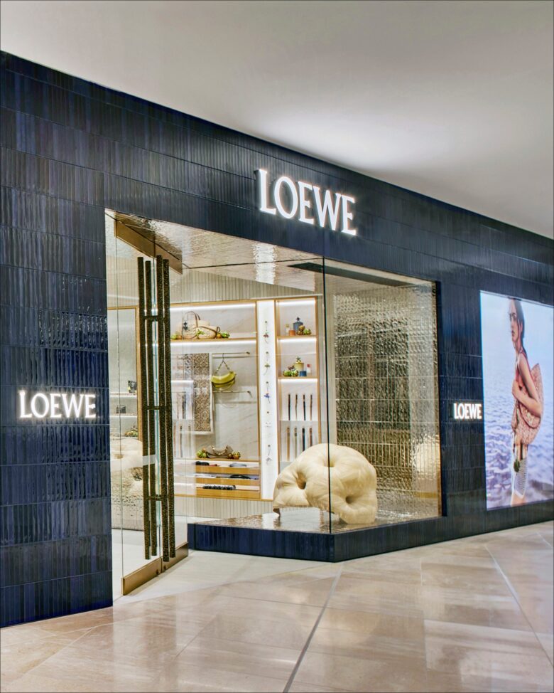 Фасад бутика Loewe