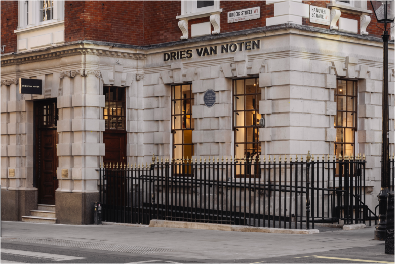 Фасад бутика на углу здания Dries Van Noten store