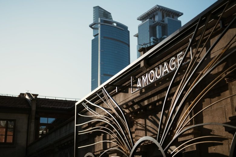 Фасад бутика с архитектурной подсветкой AMOUAGE