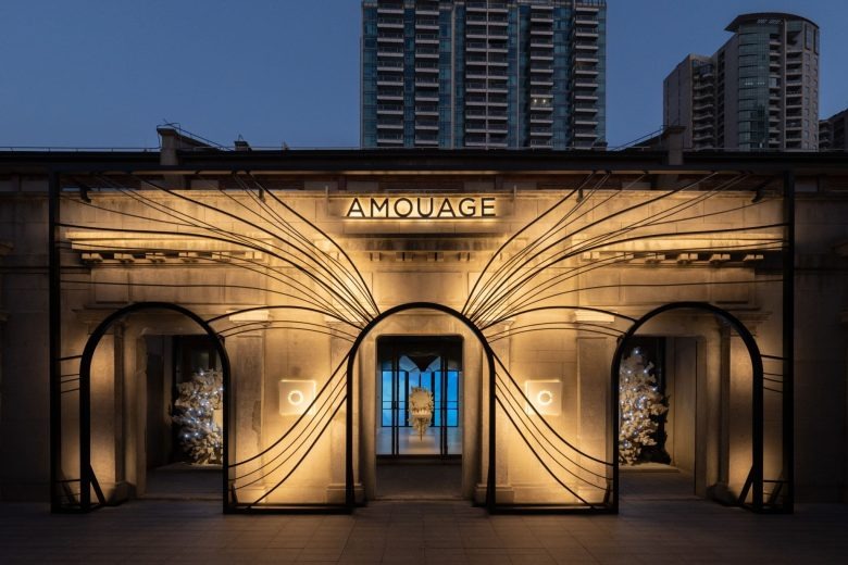 Фасад бутика с декоративными арками AMOUAGE