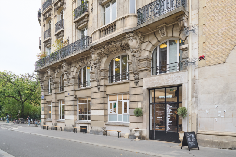 Фасад концептуального магазина в историческом здании Words Sounds Colours Shapes