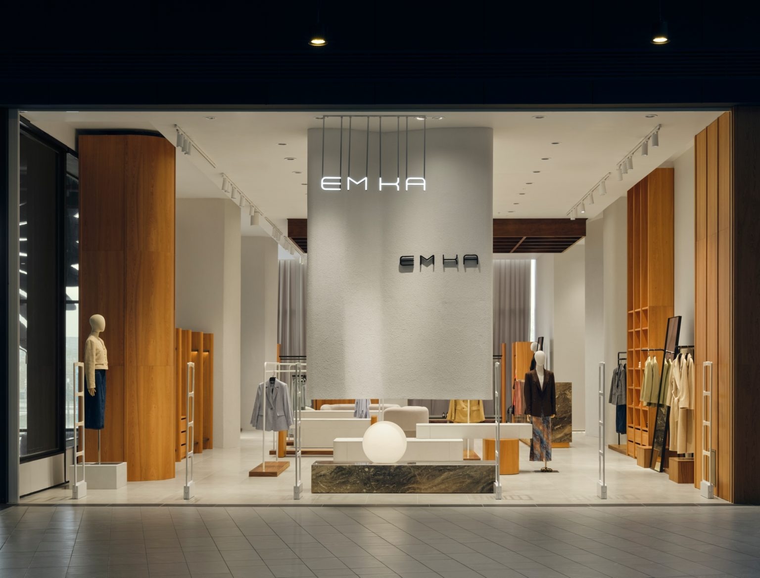 Фасад магазина с витриной EMKA store