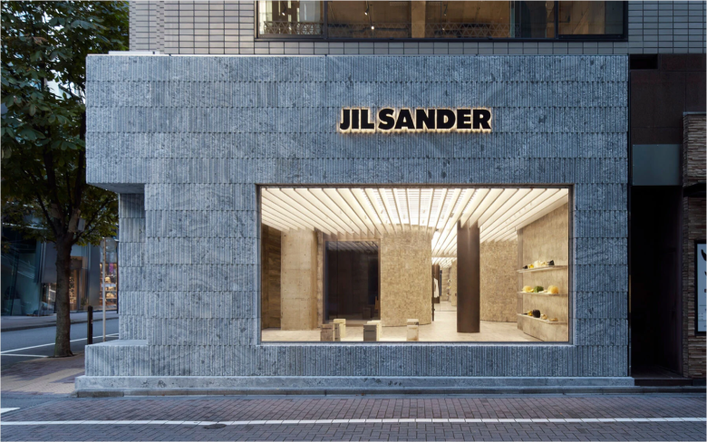 Фасад магазина с витриной и вывеской Jil Sander flagship store